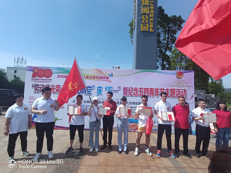 “勞動(dòng)光榮，青春心向黨